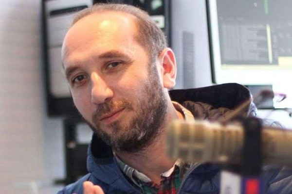 „აგერ, ციხეში მყოფი, დამტკიცებული დანაშაულებების მქონე პირის მითითებებით რევოლუციას რევოლუციაზე აანონსებთ და აწყობთ, ძვირფასებო, და ივანიშვილს რატომ უნდა ჩაეთვალოს დანაშაულად, ვინმეს თუ რამეს ურჩევს?“