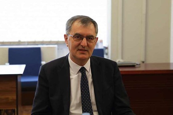 ველოდებით მკაფიო განმარტებას  ქალბატონი კელი დეგნანისგან, ჰქონდა თუ არა მსგავს ზეწოლას ადგილი ლაშა ჩხიკვაძესთან საელჩოს წარმომადგენლის მხრიდან და უკავშირდება თუ არა, ჩხიკვაძის ამერიკაში წასვლის უფლებაზე უარის თქმა, მის მიერ მიღებულ გადაწყვეტილებას