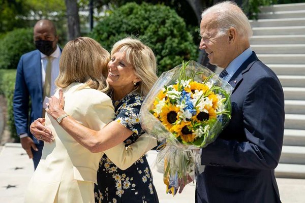 ჯო ბაიდენი: უკრაინის პირველი ლედი ოლენა ზელენსკა განასახიერებს ისეთივე უდრეკობასა და გამძლეობას, როგორსაც ქვეყანა, საიდანაც ის წარმოიშვა