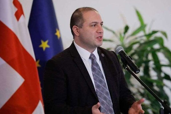 სრულიად მიუღებელია როგორც ოჯახის წევრების შეურაცხყოფა, ასევე ჩვენი ქვეყნის დამაზიანებელი არახამიას ნათქვამის საერთოდ გამეორება ასეთი ფორმით