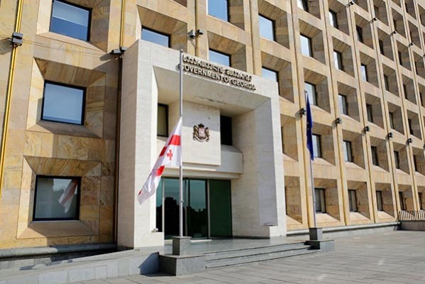 გლოვის დღესთან დაკავშირებით, მთავრობის ადმინისტრაციის შენობაზე სახელმწიფო დროშა დაშვებულია
