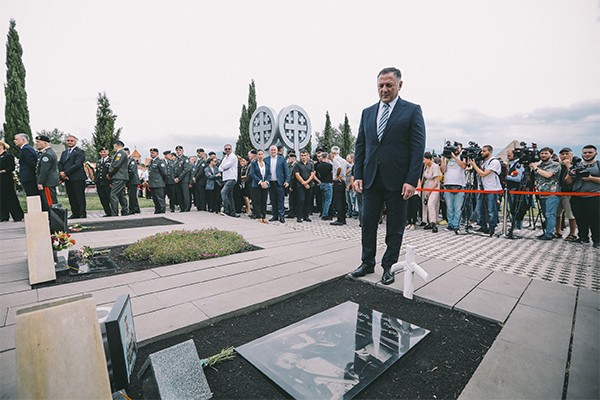 ვახტანგ გომელაურმა მუხათგვერდის ძმათა სასაფლაოზე 2008 წლის ომის გმირების ხსოვნას პატივი მიაგო