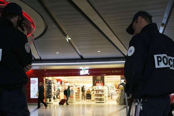 პარიზის აეროპორტში პოლიციამ დანით შეიარაღებული კაცი მოკლა
