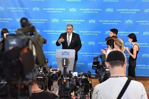 მიხეილ სარჯველაძე რადიკალურ ოპოზიციაზე: ზაფხულსა და ზამთარს ერჩიან, ყოველი წლის ყოველ შემოდგომასა და გაზაფხულზე გვესმის „ცხელი გაზაფხული“, „ცხელი შემოდგომა“