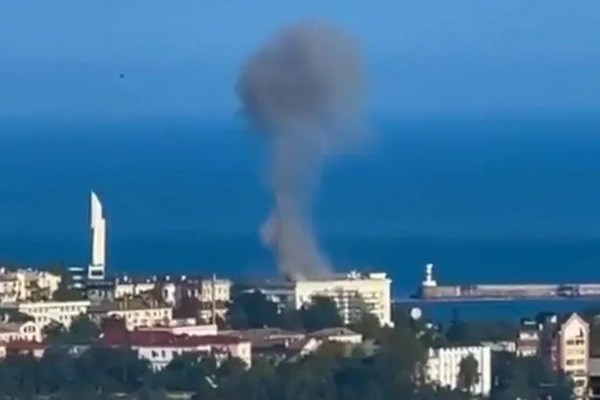 მედიის ინფორმაციით, ყირიმის ქალაქ სევასტოპოლში, შავი ზღვის ფლოტის შტაბ-ბინაზე თავდასხმა მოხდა