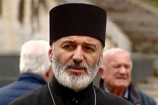 ანდრია ჯაღმაიძე მთავარი არხის სიუჟეტზე: განვმარტავ კიდევ ერთხელ: ძველ სლავურ ენაზე საეკლესიო მსახურებას აღავლენენ: რუსეთის, უკრაინის, ბელორუსიის, ჩეხეთის, სერბეთის, სლოვაკეთის, ბულგარეთის ეკლესიებში