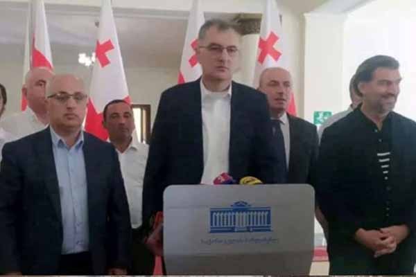 როგორც გაირკვა, უცხო ქვეყნის სამსახურში ჩადგომის შემდეგ, გახარიამ შსს მინისტრობა პოლიციის დაზიანების მიზნით მოითხოვა