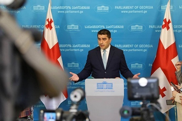 ე.წ. მოსმენების კანონს, რომელზეც საკანონმდებლო ორგანომ პრეზიდენტის ვეტო დაძლია, პარლამენტის თავმჯდომარემ ხელი მოაწერა