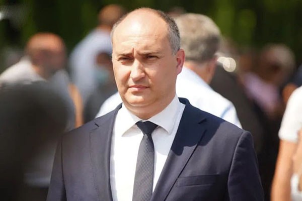 თავდაცვის მინისტრი ჟურნალისტს: არასდროს დამიმალავს, რომ საკმაოდ შეძლებული ოჯახიდან ვარ - თქვენს მინისტრებში გერევით, რომლებიც თქვენი ხელისუფლების დროს მოვიდნენ ღატაკები და გახდნენ მილიარდერები