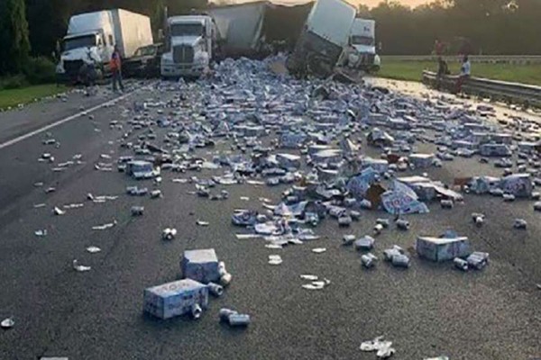ფლორიდაში, ავარიის შედეგად, ათასობით ქილა ლუდი მიმოიფანტა
