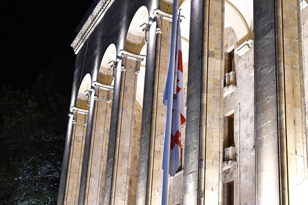 სოხუმის დაცემის დღესთან დაკავშირებით, პარლამენტის შენობაზე, სახელმწიფო დროშა დაეშვა