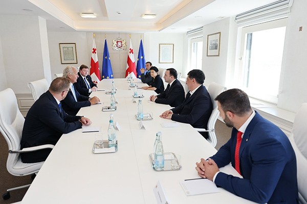 მთავრობის მეთაური მსოფლიო რაგბის პრეზიდენტს შეხვდა