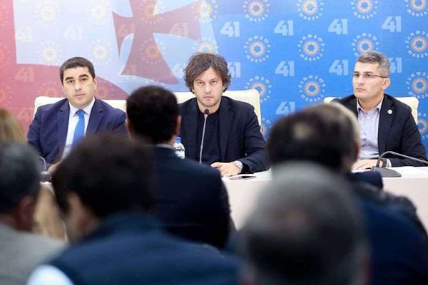 „ქართული ოცნების“ ცენტრალურ ოფისში საპარლამენტო უმრავლესობის სხდომა გაიმართა