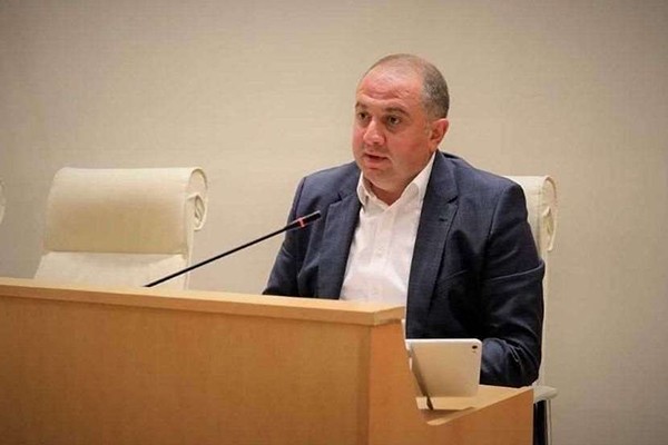 ირაკლი ჩიქოვანი: მორიგ ჯერზე დავინახეთ, როგორ ეწევიან ქართული პოლიტიკური პარტიები საკუთარი სახელმწიფოს საბოტაჟს და სამწუხაროა, რომ ამ ყველაფერთან მიმართებაში გამოხმაურებას პოულობენ ევროპაში