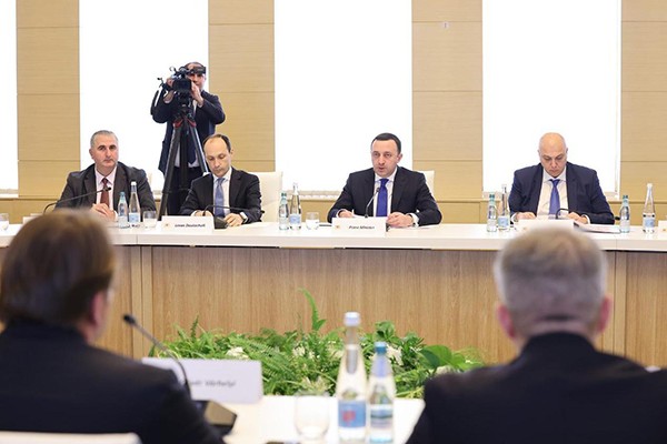 ირაკლი ღარიბაშვილმა და ოლივერ ვარჰეიმ, წამყვანი საფინანსო ინსტიტუტების წარმომადგენლებთან ერთად, ევროკავშირთან საქართველოს ეკონომიკური ინტეგრაციის მიმართულებით განსახორციელებელი პროექტების დაფინანსების გზები განიხილეს