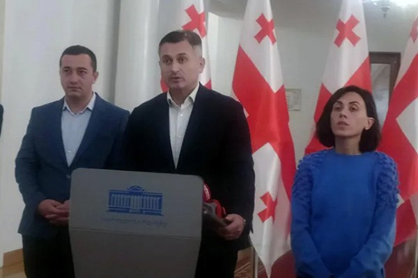 „ნაციონალური მოძრაობის“ წევრებმა პარლამენტში შიმშილობა დაიწყეს