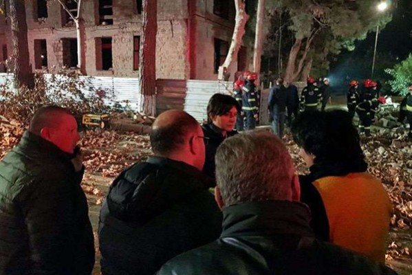 რუსთავში, სადაც საცხოვრებელი კორპუსის ნაწილი ჩამოინგრა, ქალაქის მერი ნინო ლაცაბიძე მივიდა