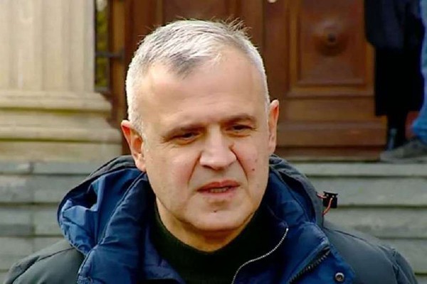 პარლამენტში მოშიმშილე თემურ ჯანაშია ოჯახის წევრებმა სახლში წაიყვანეს