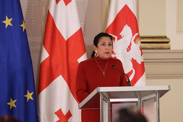 სალომე ზურაბიშვილმა ორბელიანების მოედანზე მოწყობილ საახალწლო სოფელს რუსული სოფელი უწოდა