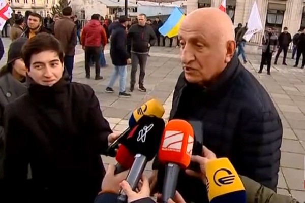 ხაბეიშვილის დაორგანიზებულ აქციაზე მისული ანზორ მელია: ხაბეიშვილი ივანიშვილის თამაშს თამაშობს