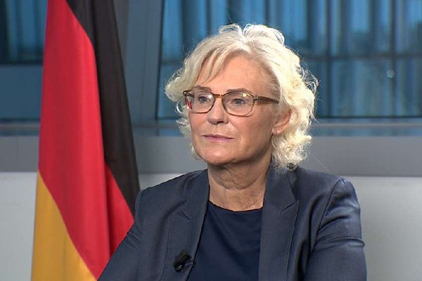 BILD: გერმანიის თავდაცვის მინისტრი თანამდებობას ტოვებს