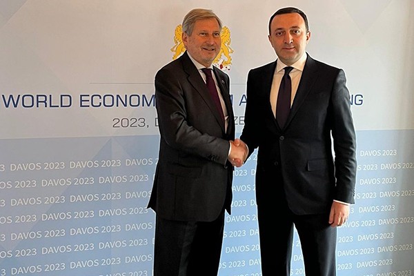 იოჰანეს ჰანი: კარგი შეხვედრა მქონდა საქართველოს პრემიერ-მინისტრ ირაკლი ღარიბაშვილთან, ევროკავშირში გაწევრიანების გზაზე ქვეყნის მიერ გადასადგმელი შემდეგი ნაბიჯები განვიხილეთ