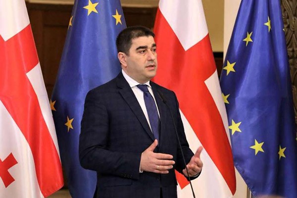 შალვა პაპუაშვილი: ოპოზიცია ამბობდა: „გასაჯაროვდეს კითხვარი, ჩვენ უნდა შევავსოთ, არ ვენდობით ხელისუფლებას“. შევსებული კითხვარის ყდასაც იწუნებდნენ. სწორად ამ კითხვარის საფუძველზე ევროკავშირმა საქართველოს ლიდერობა აღიარა