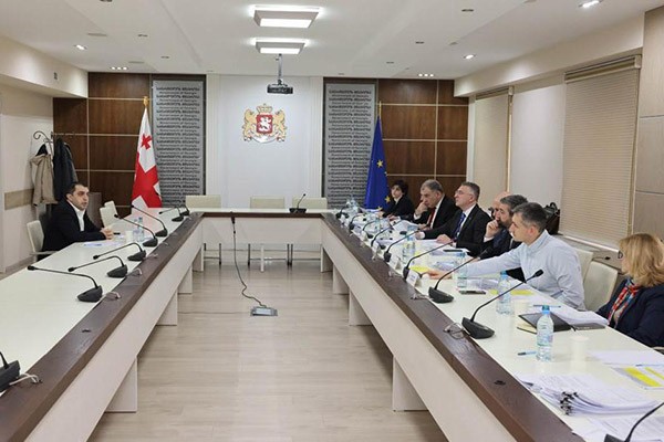მთავრობის ადმინისტრაციაში ანტიკორუფციული ბიუროს უფროსობის კანდიდატების შესარჩევი საკონკურსო კომისიის სხდომაზე შერჩეულ კანდიდატებთან გასაუბრება გაიმართა