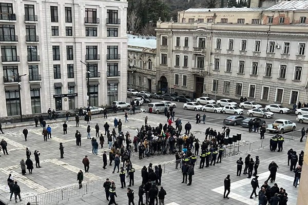 „ხაბეიშვილს სერიოზულად საკუთარი თანაპარტიელები არ აღიქვამენ და ქართველი ხალხი რევოლუციის მოწყობაში აჰყვება?“