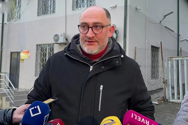 ადვოკატი: ბადრი ესებუა ცეცხლსასროლი იარაღის შეძენა-შენახვა-ტარებასთან დაკავშირებით  ბრალზე დუმილის უფლებას იყენებს