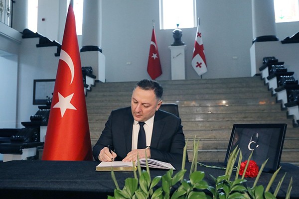 ვახტანგ გომელაურმა თურქეთის საელჩოში გახსნილ სამძიმრის წიგნში ჩანაწერი დატოვა