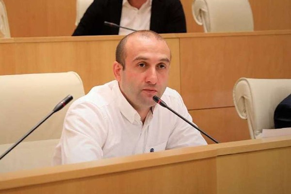 იაგო ხვიჩია „ნაციონალური მოძრაობის“ საპარლამენტო ბოიკოტის შეწყვეტაზე: უკან უნდა დაბრუნდნენ როგორც თავისუფალი დეპუტატები, რადგან „ნაციონალური მოძრაობით“ დაბრუნებას არანაირი შინაარსი არ აქვს