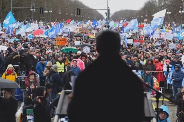 ბერლინში 50 ათასმა დემონსტრანტმა უკრაინისთვის იარაღის მიწოდება გააპროტესტა და რუსეთთან მოლაპარაკებისკენ მოუწოდა