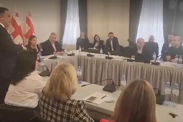 ალუდა ღუდუშაური იაგო ხვიჩიას: 50 ლარს ვეღარ იშოვი და ამიტომ ხარ ასეთ დღეში, სხვა რამე მოიფიქრეთ, რომ პარტიამ 50 ლარი არ დაკარგოს - ვახო გამოიყვანე მამაოდ და შენ ხარ ეპისკოპოსი, სირცხვილია