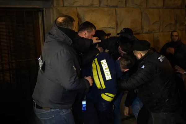 პარლამენტთან პოლიციასა და აქციის მონაწილეებს შორის კვლავ დაპირისპირებაა: სავარაუდოდ, დააკავეს კიდევ რამდენიმე ადამიანი