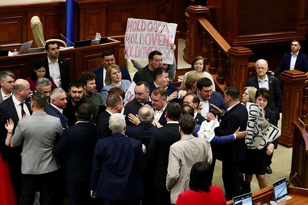 მოლდოვის პარლამენტში კონსტიტუციაში სახელმწიფო ენის დასახელების ცვლილების შესახებ კანონპროექტის განხილვას უმრავლესობასა და ოპოზიციას შორის ფიზიკური დაპირისპირება მოჰყვა