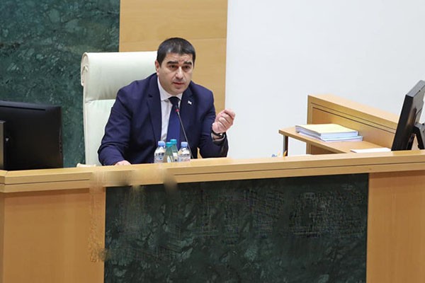 შალვა პაპუაშვილმა ანა წითლიძეს მიმართა: ბოთლი გაქვთ და ეჭვია, რაღაცას აპირებთ, ნდობა, რომ რამე ექსტრავაგანტულს არ ჩაიდენთ, არ არის, სამწუხაროდ, ამ დარბაზში ცუდი გამოცდილება გვაქვს