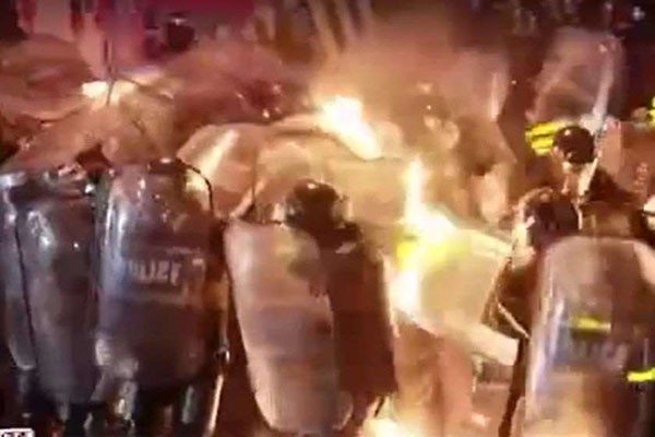 მედიის ინფორმაციით, აქციის მონაწილეებმა სამართალდამცველების მიმართულებით, სავარაუდოდ ე.წ. მოლოტოვის კოქტეილები ისროლეს