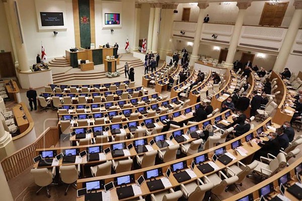 პარლამენტმა კანონპროექტი „უცხოური გავლენის გამჭვირვალობის შესახებ“ მეორე მოსმენით ჩააგდო