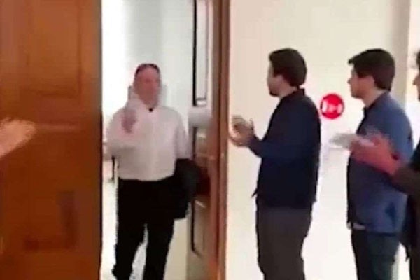 თბილისის სახელმწიფო უნივერსიტეტში სტუდენტების ერთმა ჯგუფმა ლექტორი ელიზბარ ელიზბარაშვილი აუდიტორიიდან გააძევა