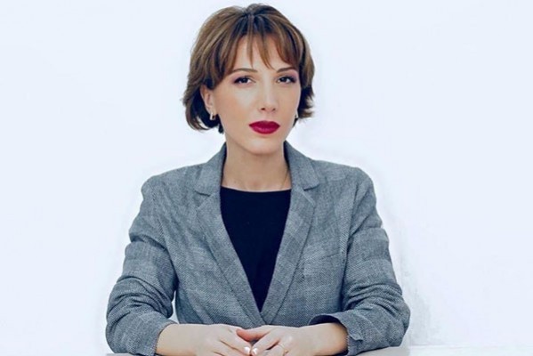 ქალბატონი სალომე ზურაბიშვილი საკითხების შეფასებისას ორმაგ სტანდარტს იყენებს - არაფერს ამბობს ნათია ბერიძეზე, რომელიც კეზერაშვილის ცოლის ძმის მსხვერპლი გახდა, თუმცა ჟურნალისტების მიერ პროფესიული მოვალეობის შესრულებას გმობს