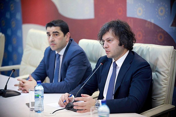 „ქართული ოცნების“ ცენტრალურ ოფისში საპარლამენტო უმრავლესობის სხდომა გაიმართა