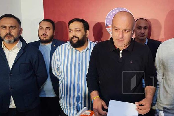 „ნაციონალური მოძრაობის“ აჭარის ორგანიზაციაში ნიკა მელიას მხარდამჭერები აცხადებენ, რომ ლევან ხაბეიშვილის თავმჯდომარეობიდან გადაყენების პროცედურები უნდა დაიწყოს