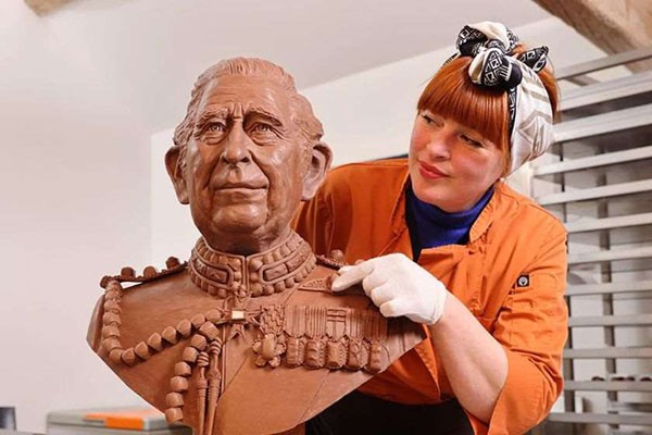 ინგლისში მეფე ჩარლზის შოკოლადის ქანდაკება დაამზადეს
