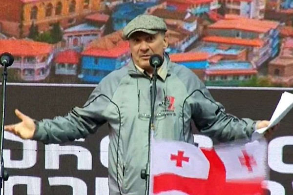 ზაზა პაპუაშვილი: ჩვენი საზოგადოება, ხალხი ითხოვს მშვიდობას, არა ომს. მოვდივართ იმიტომ, რომ ვუთხრათ არა ყველანაირ ფაშისტურ, ბოლშევიკურ, სადისტურ მისწრაფებებსა და გამოვლინებებს; ქვეყნის არევასა და დაპირისპირებას