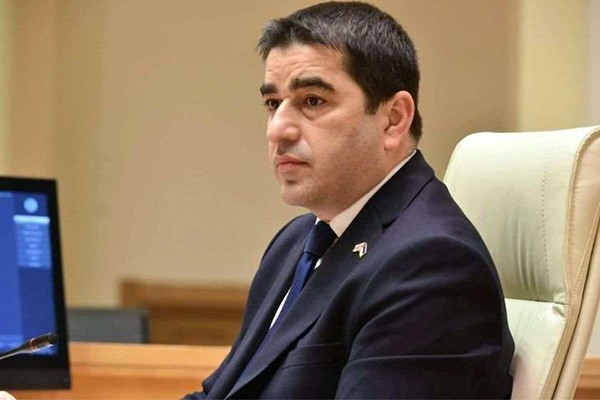 შალვა პაპუაშვილი უსუფაშვილს: ბატონო დავით, თუ თქვენს მანდატსა და ქვეყანას უფრო სერიოზულად მიუდგებით და არა საბავშვო კონსტიტუციის დონეზე, მიხვდებით სად უნდა იდგეთ