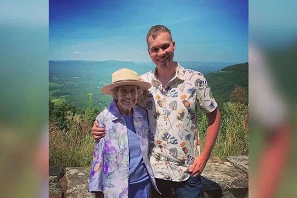 93 წლის ქალმა შვილიშვილთან ერთად აშშ-ის ყველა ეროვნული პარკი მოიარა