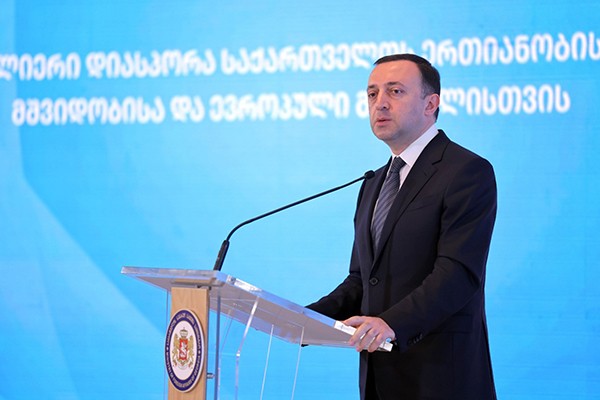 ირაკლი ღარიბაშვილი ოპოზიციაზე: რას დაობენ, მილიონი ქართველი ცხოვრობს რუსეთში თუ ნახევარი მილიონი?!  ჩვენ ვიცით, რომ მილიონამდე არსებობს, 100 000 რომ იყოს, არ არის ჩვენი ვალდებულება, რომ ვიზრუნოთ ჩვენს დიასპორაზე?!
