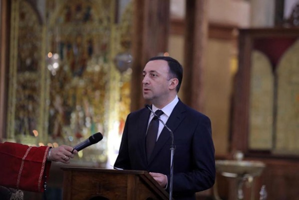 პრემიერ-მინისტრი ირაკლი ღარიბაშვილი სამების საკათედრო ტაძარში ალექსანდრე ლომთათიძის სამოქალაქო პანაშვიდს დაესწრო