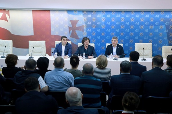 „ქართული ოცნების“ ცენტრალურ ოფისში საპარლამენტო უმრავლესობის სხდომა გაიმართა